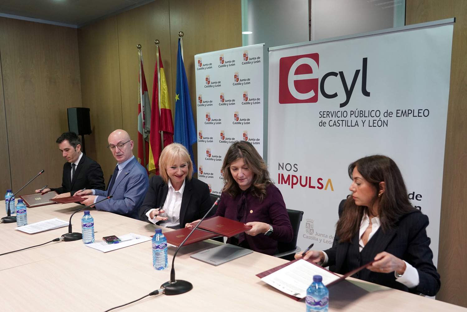 (I a D) El vicerrector de Transferencia, Innovación y Emprendimiento de la Universidad de Salamanca, Federico Bueno; el rector de la Universidad de Burgos, José Miguel García; la consejera de Industria, Comercio y Empleo, Leticia García; la rectora de la Universidad de León, Nuria González y la vicerrectora de Comunicación, Cultura y Deporte de la Universidad de Valladolid, Rebeca San José | Rubén Cacho / ICAL (I a D) El vicerrector de Transferencia, Innovación y Emprendimiento de la Universidad de Salamanca, Federico Bueno; el rector de la Universidad de Burgos, José Miguel García; la consejera de Industria, Comercio y Empleo, Leticia García; la rectora de la Universidad de León, Nuria González y la vicerrectora de Comunicación, Cultura y Deporte de la Universidad de Valladolid, Rebeca San José | Rubén Cacho / ICAL