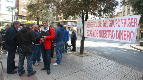 Foto archivo César Sánchez / ICAL. Los ex trabajadores de la empresa Friger, de Toral de los Vados, se concentran ante la nueva sede de la empresa para exigir el pago de las nueve mensualidades que se les deben y contra el desmantelamiento de las empresa