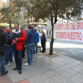 Foto archivo César Sánchez / ICAL. Los ex trabajadores de la empresa Friger, de Toral de los Vados, se concentran ante la nueva sede de la empresa para exigir el pago de las nueve mensualidades que se les deben y contra el desmantelamiento de las empresa