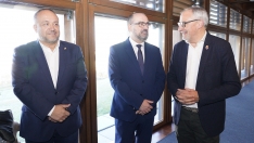 César Sánchez / ICAL. El alcalde de Ponferrada, Marco Morala (C), junto al presidente de la Diputación de León, Gerardo Álvarez Courel (I), y el presidente del Consejo Comarcal del Bierzo, Olegario Ramón (D), durante la celebración del XIII Congreso de CCOO del Bierzo