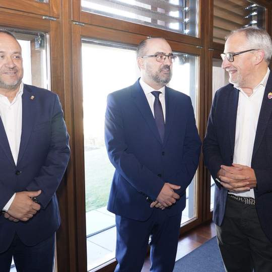 César Sánchez / ICAL. El alcalde de Ponferrada, Marco Morala (C), junto al presidente de la Diputación de León, Gerardo Álvarez Courel (I), y el presidente del Consejo Comarcal del Bierzo, Olegario Ramón (D), durante la celebración del XIII Congreso de CCOO del Bierzo