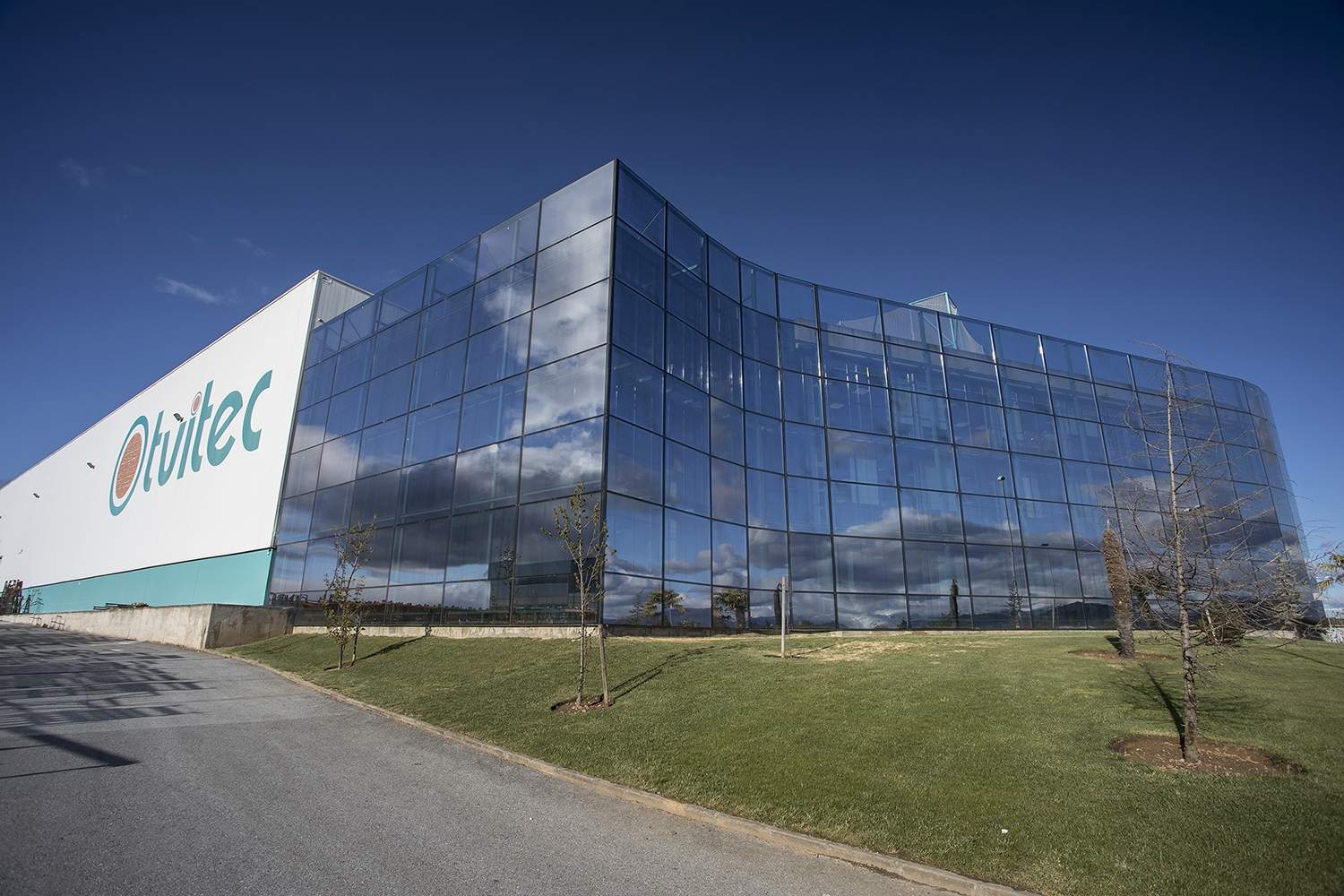 Sede de la empresa Tvitec, en el polígono del Bayo | La UGT exige reindustrializar El Bierzo tras la transición energética fallida y apoya la inversión de Tvitec en Cubillos