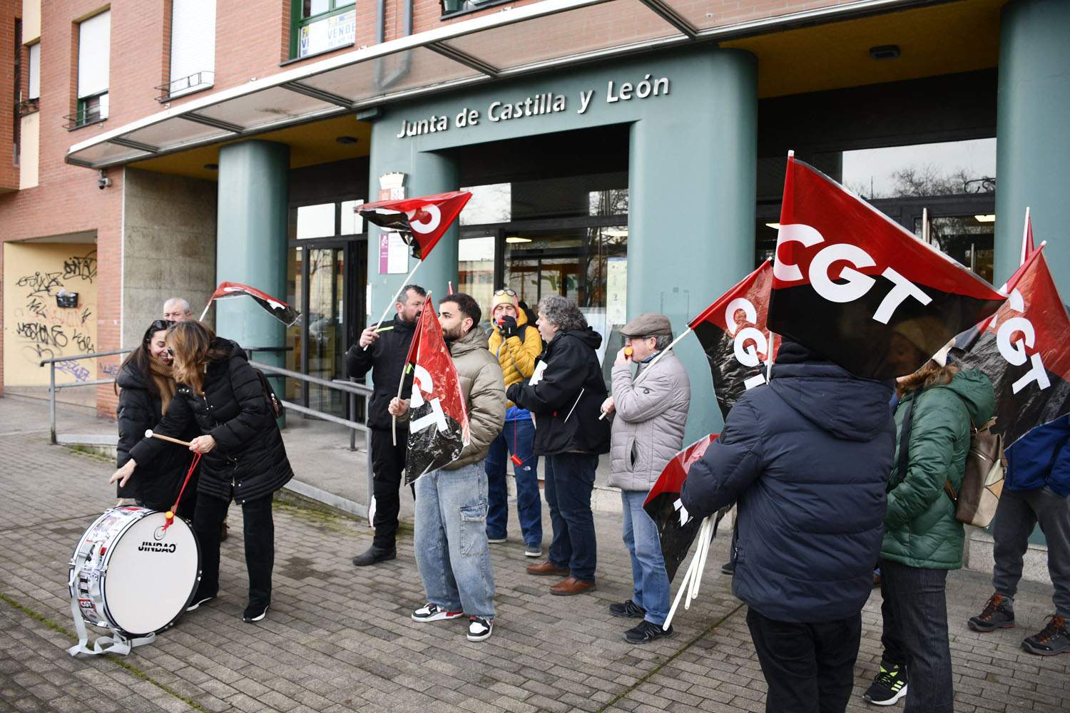 El sindicato CGT arropó al trabajador despedido a las puertas de la Junta de Castilla y León El sindicato CGT arropó al trabajador despedido a las puertas de la Junta de Castilla y León