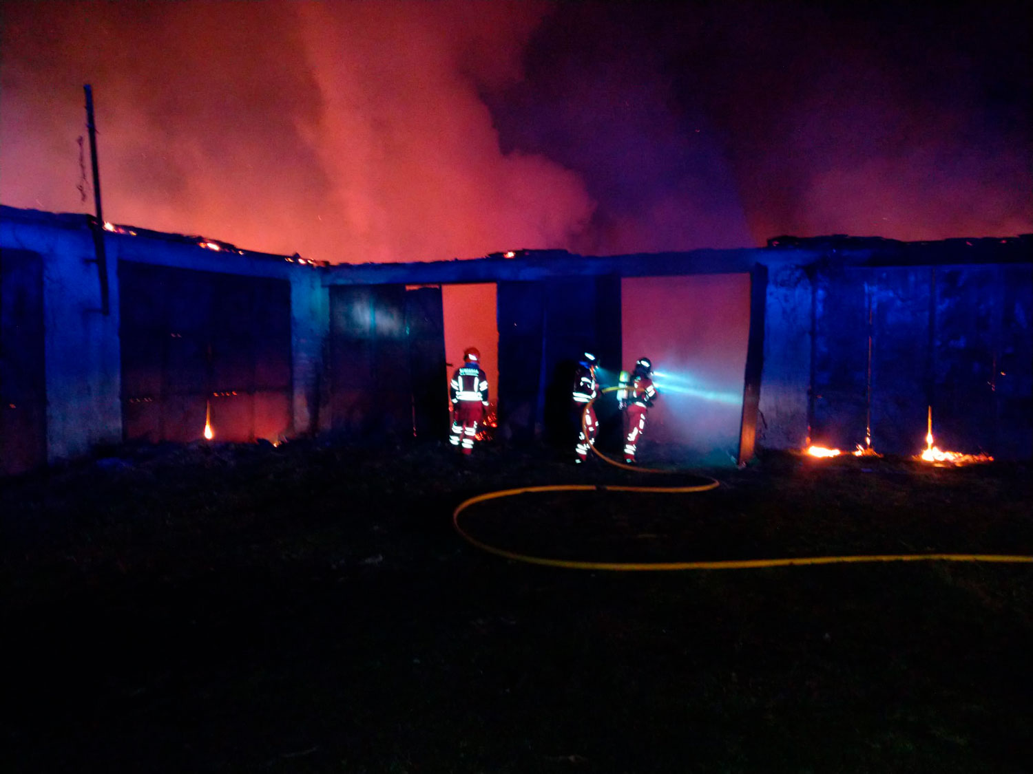Los bomberos de Ponferrada durante las tareas de extinción del incendio entre Bembibre y Viloria