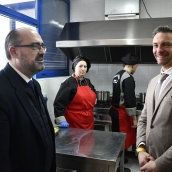 El alcalde de Ponferrada, Marco Morala, y el gerente de Empleo, Jesús Blanco, en el centro de día de Flores del Sil