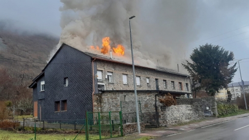 Arde el tejado de una vivienda en Palacios del Sil