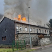 Arde el tejado de una vivienda en Palacios del Sil