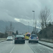 Trasladada al Hospital del Bierzo una mujer herida tras la colisión de dos turismos en La Placa