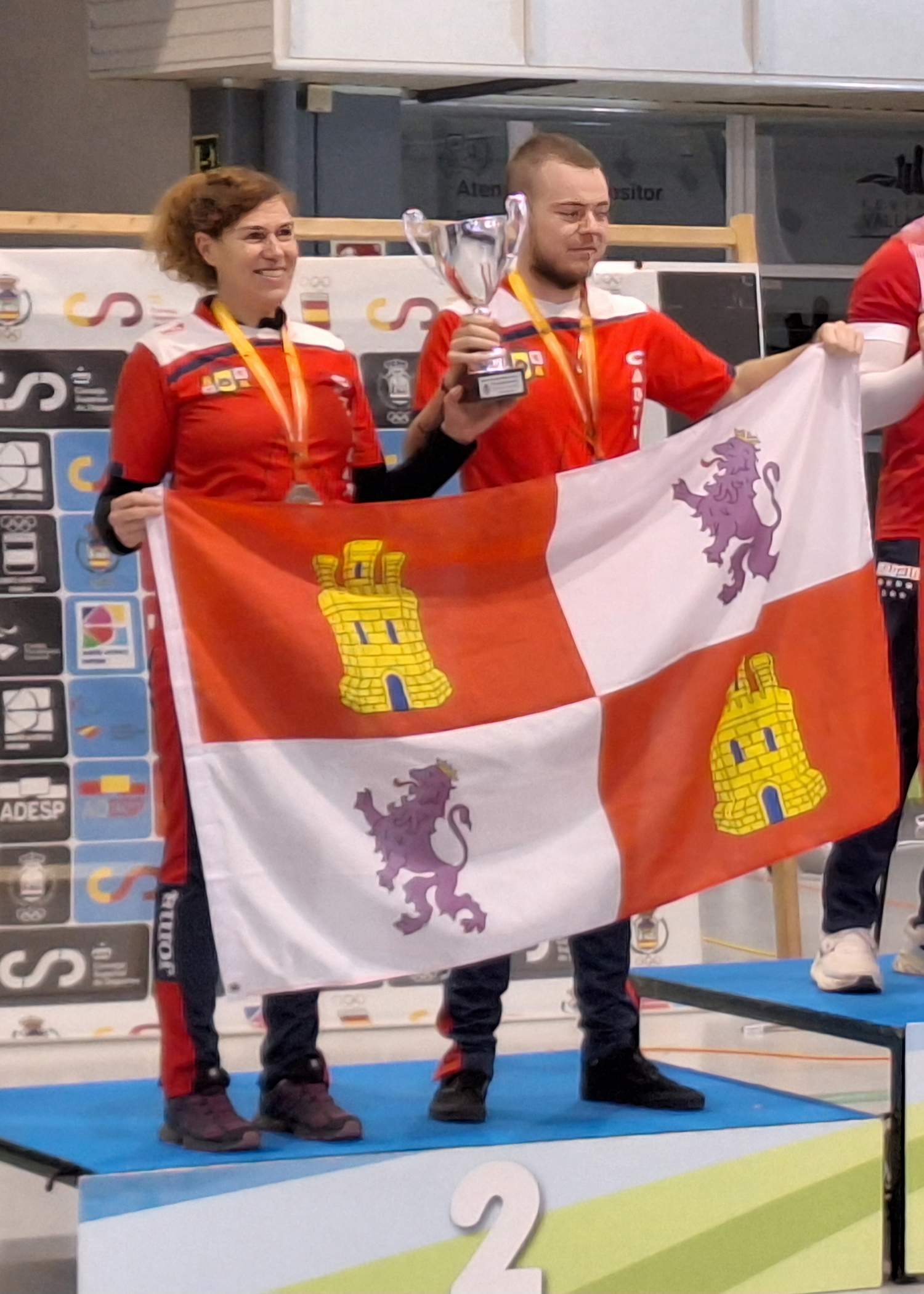 Alejandro González Podium Mixto con su compañera de equipo