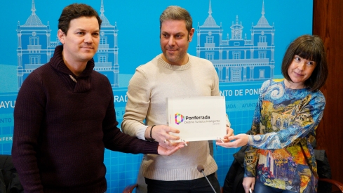 César Sánchez / ICAL . El concejal de Turismo de Ponferrada, Iván Alonso (C), junto a los técnicos de la concejalía, Miguel Reguera (I), y Laura Hurtado, durante su comparecencia para informar sobre los datos turísticos de la ciudad