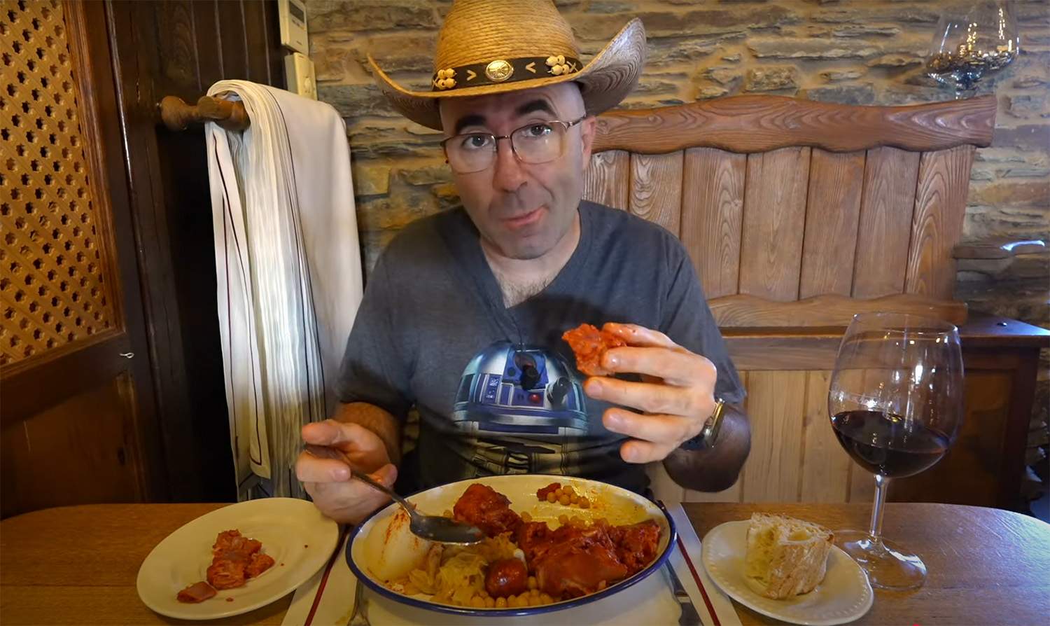 El youtuber Sezar Blue 'degusta' el Palacio de Canedo en su ruta gastronómica por la N-6