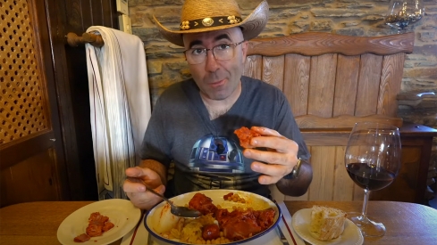 El youtuber Sezar Blue 'degusta' el Palacio de Canedo en su ruta gastronómica por la N-6