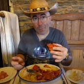 El youtuber Sezar Blue 'degusta' el Palacio de Canedo en su ruta gastronómica por la N-6