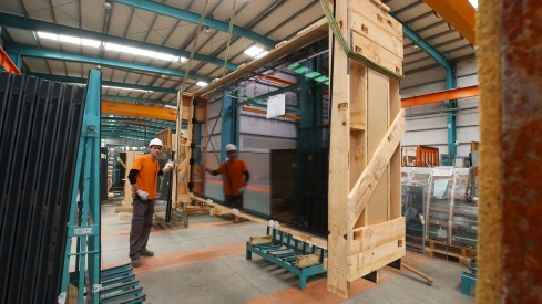 César Sánchez / ICAL. Un operario en el interior de la factoria berciana Tvitec