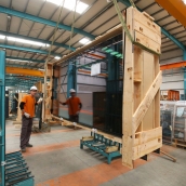 César Sánchez / ICAL. Un operario en el interior de la factoria berciana Tvitec