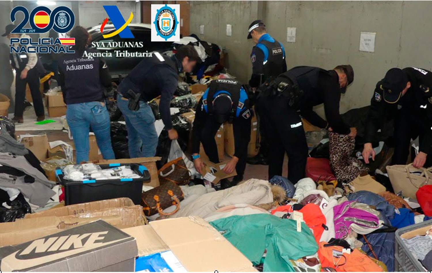 La redada en el mercadillo de Ponferrada concluyó con más de 7.000 prendas incautadas de ropa falsificada en la operación Géminis La redada en el mercadillo de Ponferrada concluyó con más de 7.000 prendas incautadas de ropa falsificada en la operación Géminis