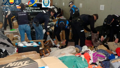 La redada en el mercadillo de Ponferrada concluyó con más de 7.000 prendas incautadas de ropa falsificada en la operación Géminis