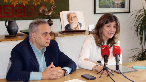 Peio García / ICAL . El director-gerente de la Fundación y sobrino del escritor, Joaquín Otero, con la rectora de la Universidad de León, Nuria González
