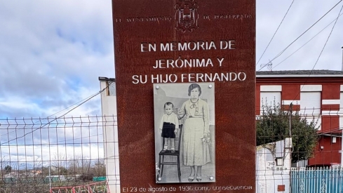 Ponferrada restaura el monolito en homenaje a Jerónima Blanco y a su hijo Fernando Cabo asesinados durante la Guerra Civil en Flores del Sil