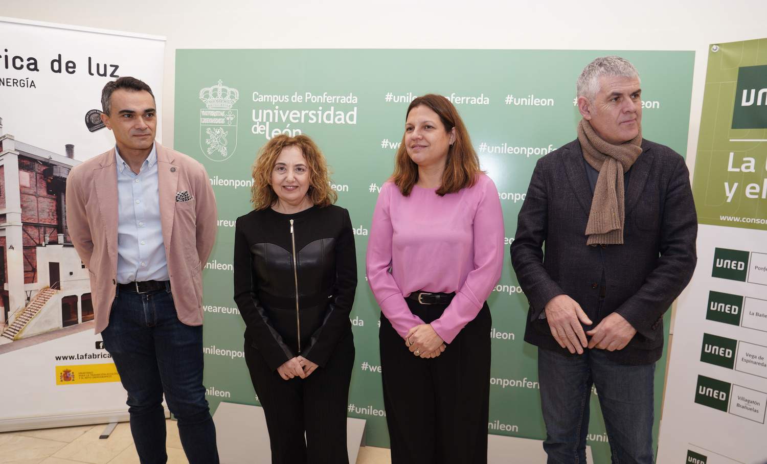 La directora de la Fundación Ciudad de la Energía, Yasodhara López (2D), junto a la vicerrectora del Campus de Ponferrada de la Universidad de León, Pilar Marqués (2I), y el director de la UNED de Ponferrada, Jorge Vega (D), durante la sexta edición del Congreso de Jóvenes Expertos | César Sánchez / ICAL