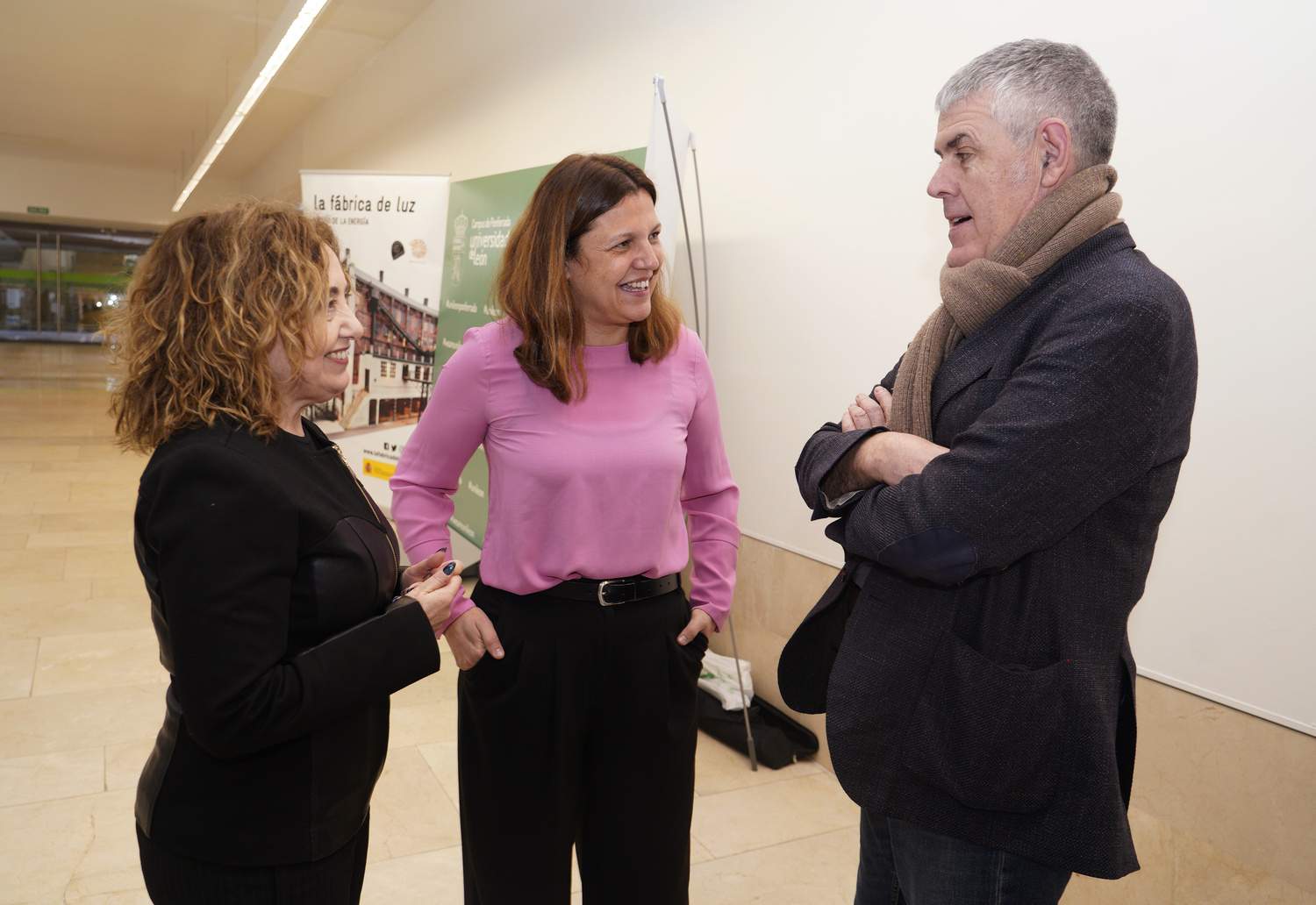 La directora de la Fundación Ciudad de la Energía, Yasodhara López (C), junto a la vicerrectora del Campus de Ponferrada de la Universidad de León, Pilar Marqués (I), y el director de la UNED de Ponferrada, Jorge Vega (D), durante la sexta edición del Congreso de Jóvenes Expertos | César Sánchez / ICAL