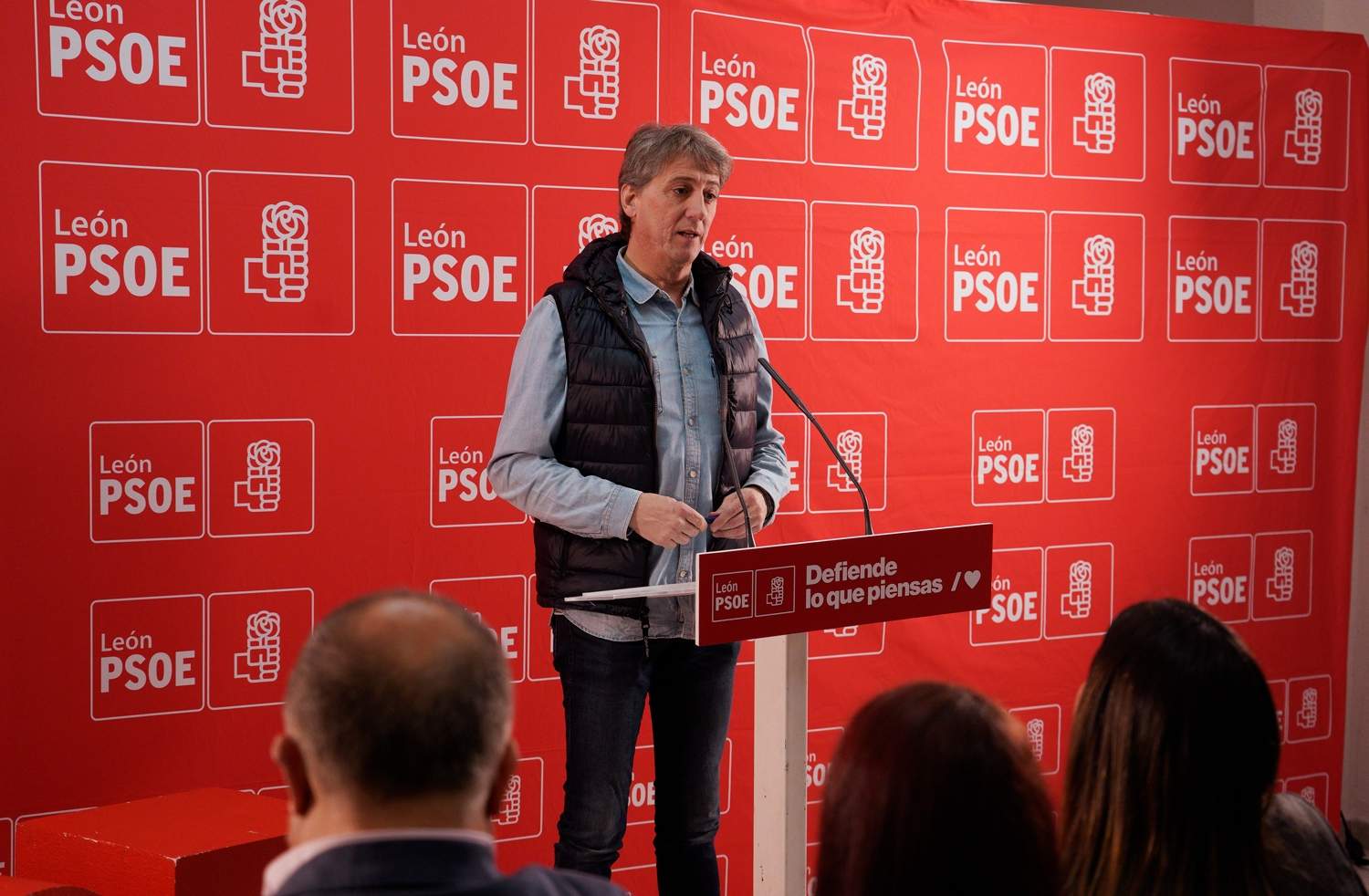 César Sánchez / ICAL . El secretario general electo del PSOE CyL, Carlos Martínez, durante su encuentro con militantes del PSOE de Villablino