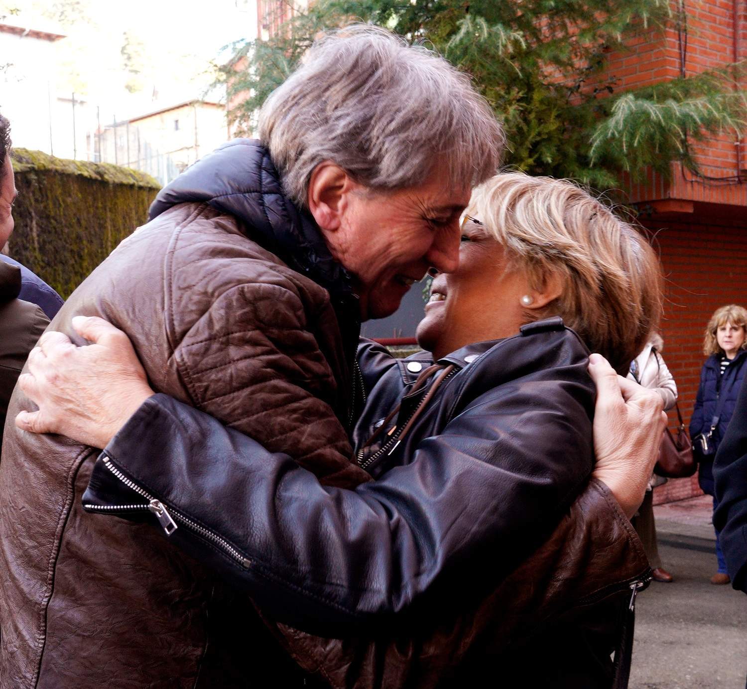 César Sánchez / ICAL . El secretario general electo del PSOE CyL, Carlos Martínez, durante su encuentro con militantes del PSOE de Villablino