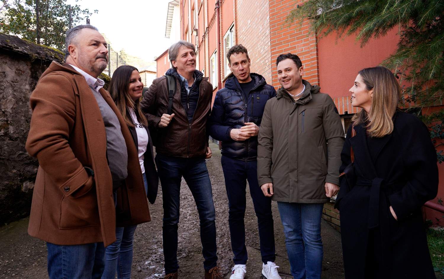César Sánchez / ICAL . El secretario general electo del PSOE CyL, Carlos Martínez, durante su encuentro con militantes del PSOE de Villablino