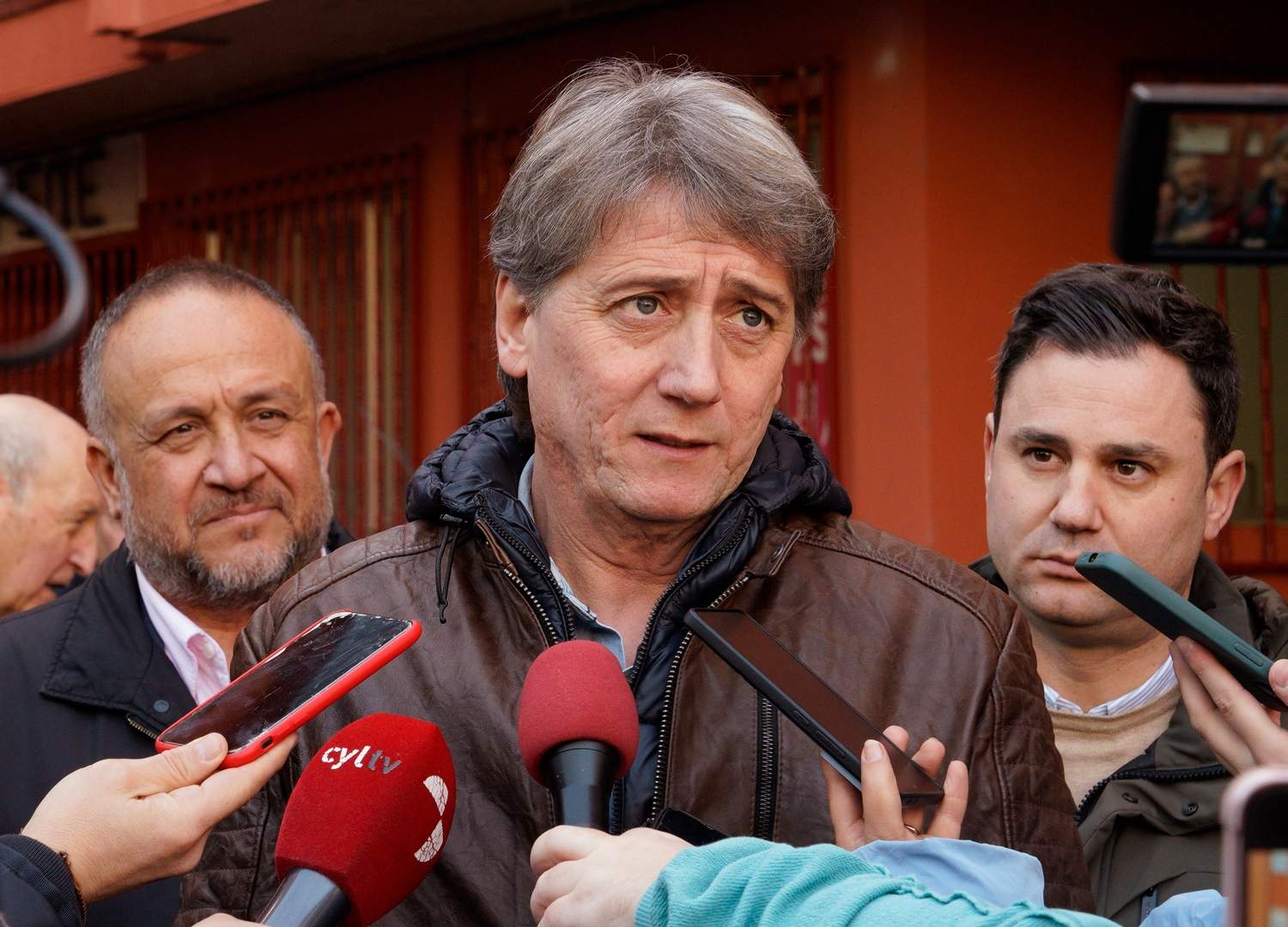 César Sánchez / ICAL . El secretario general electo del PSOE CyL, Carlos Martínez, durante su encuentro con militantes del PSOE de Villablino