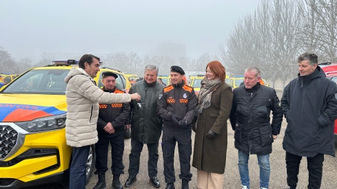 El consejero Juan Carlos Suárez Quiñones entrega el vehículo a la agrupación de Protección Civil de Carracedelo