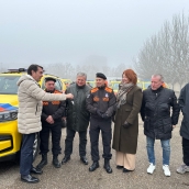 El consejero Juan Carlos Suárez Quiñones entrega el vehículo a la agrupación de Protección Civil de Carracedelo