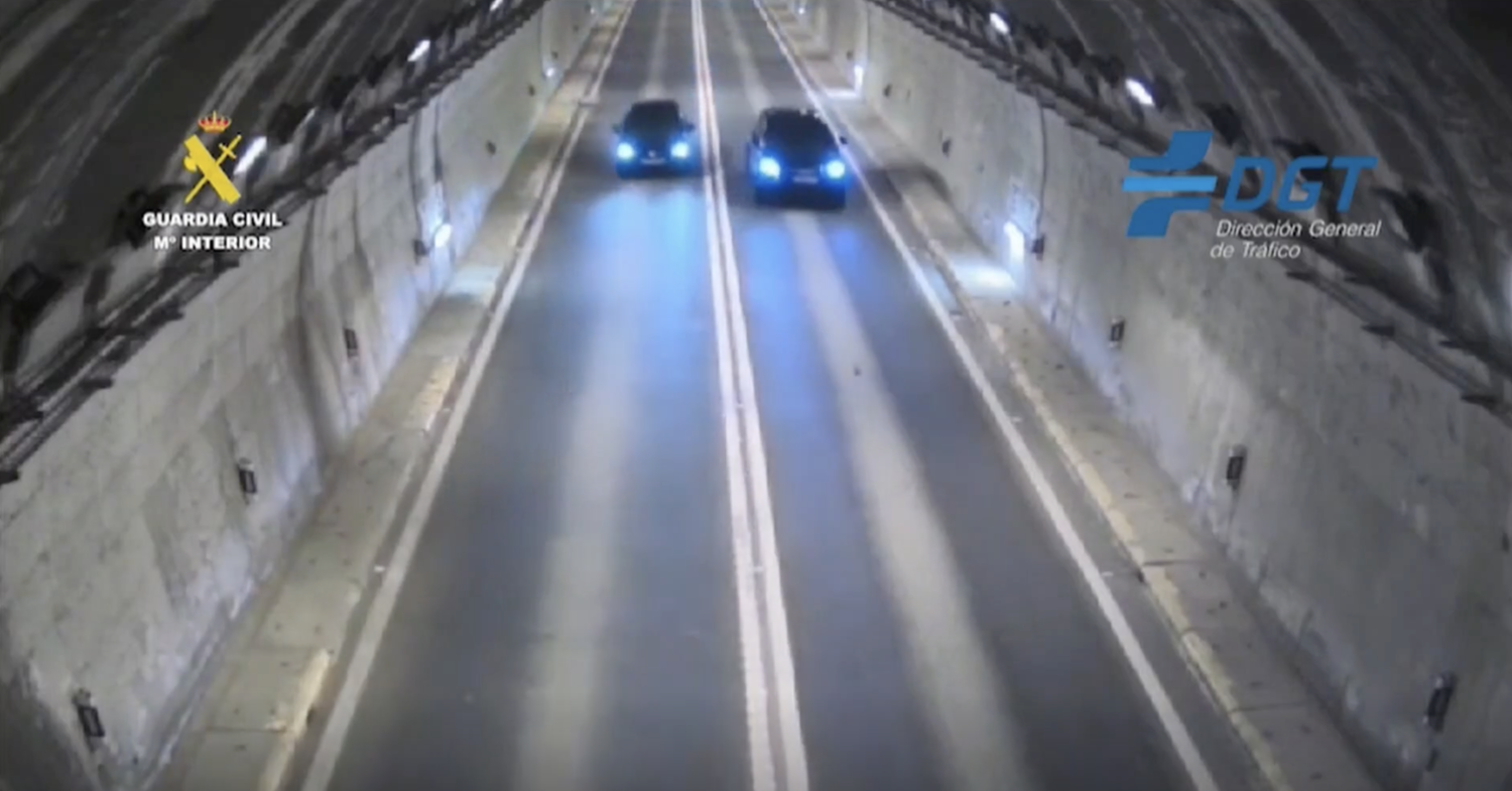 Imagen de la carrera ilegal captada por las cámaras de seguridad del túnel de La Barosa Imagen de la carrera ilegal captada por las cámaras de seguridad del túnel de La Barosa