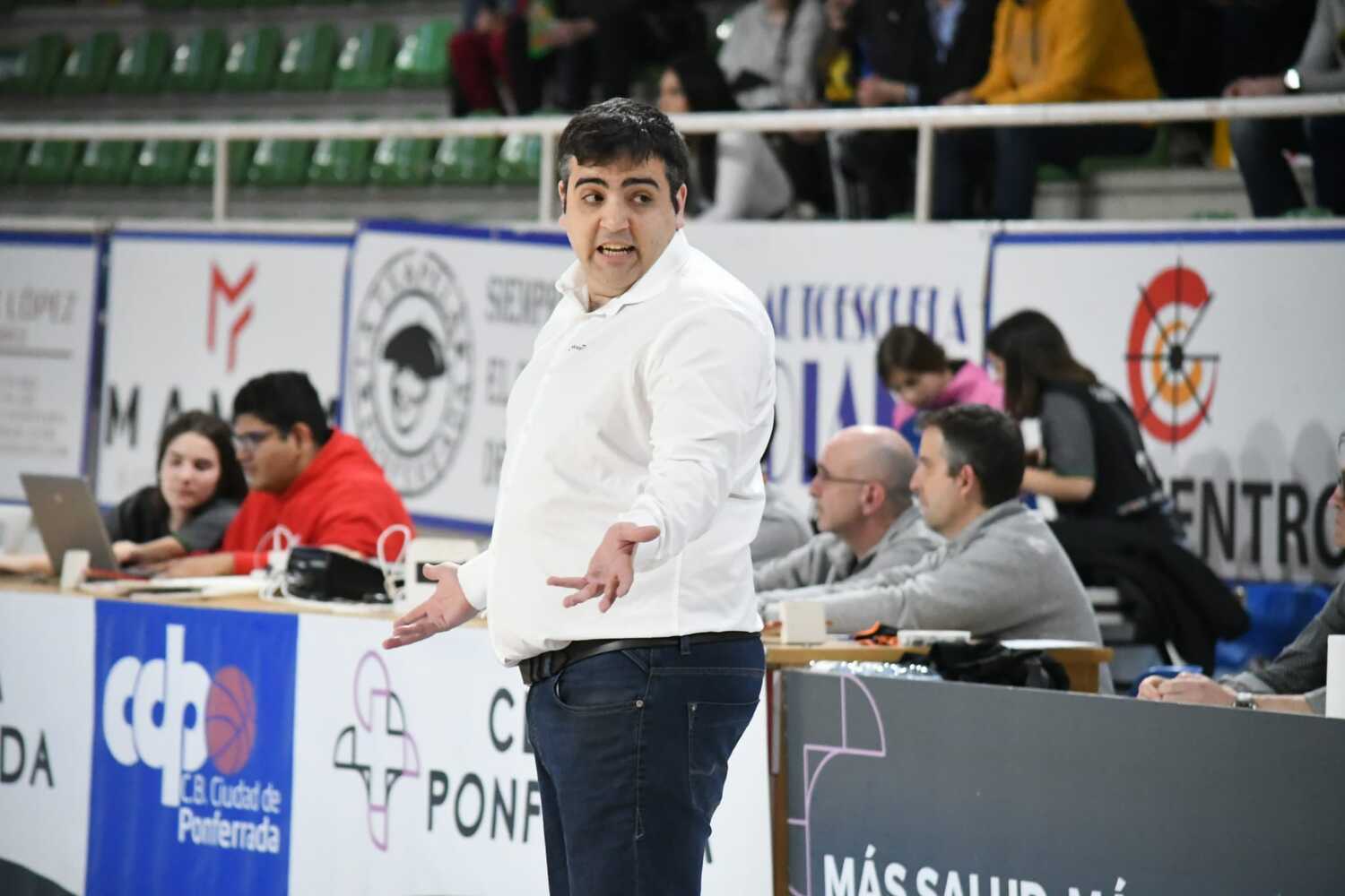 Oriol Pozo, entrenador del Clínica Ponferrada durante el partido frente al Ciudad de Huelva | Ginés Alonso