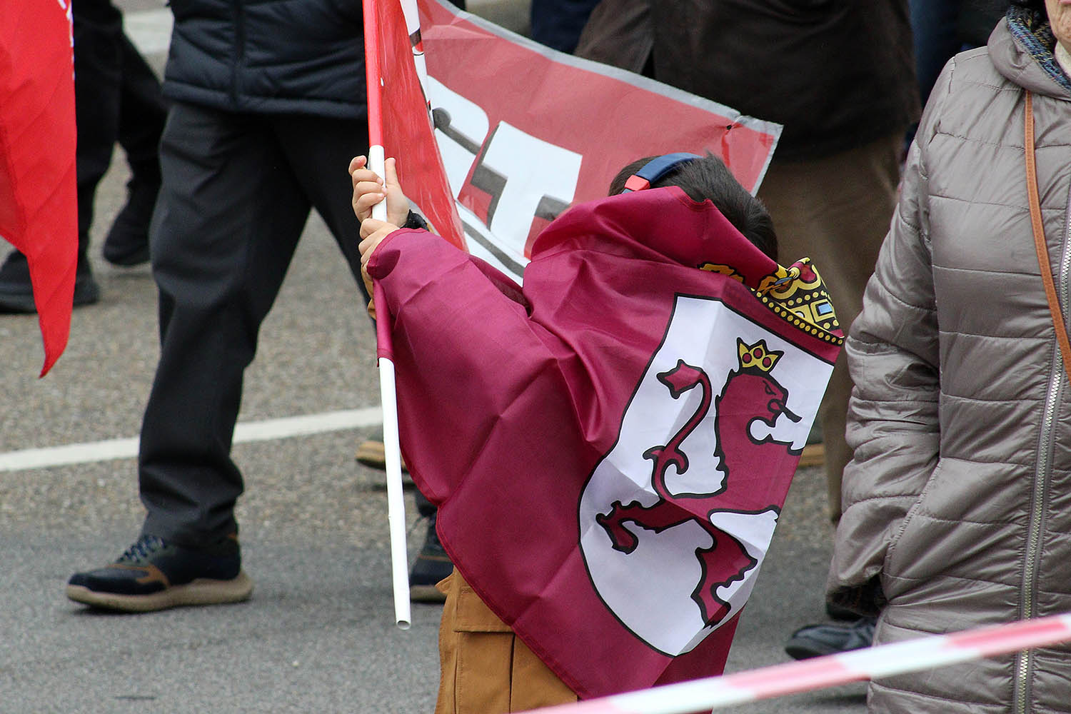 La convocatoria, acompañada de decenas de pancartas reivindicativas, tiene a la Junta y al Gobierno central como destinatarios de la reivindicación de un plan económico de emergencia para la provincia y de "soluciones definitivas". "León existe y empieza a rugir hoy de nuevo" , subrayaron los convocantes al inicio de una marcha que contó con presencia de representantes de la mayoría de partidos políticos y de diversas instituciones y en la que tuvo un relevante peso específico el leonesismo, tal y como quiso destacar el alcalde de la capital, José Antonio Diez.  