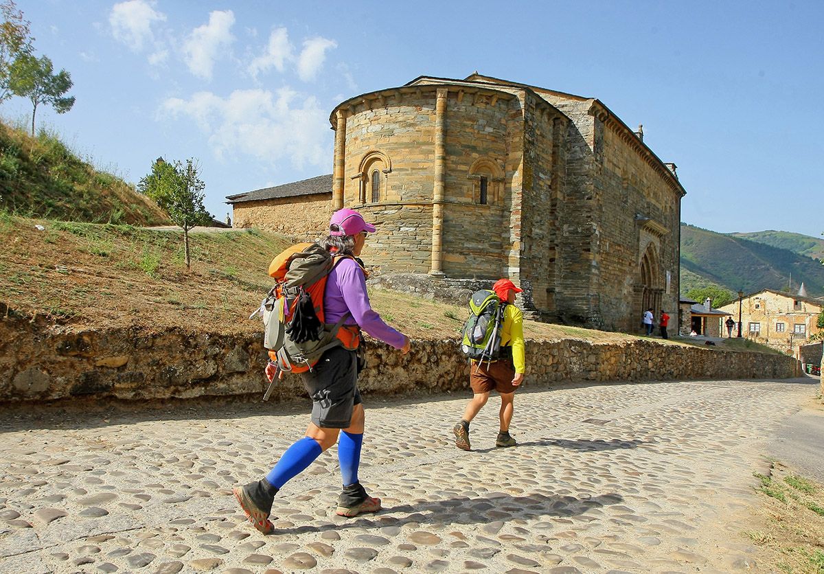 Peregrinos haciendo el Camino de Santiago a su paso por Villafranca del Bierzo 