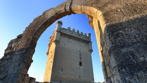 Brágimo / ICAL . El pueblo palentino de 30 habitantes que atrae a miles de visitantes con imponente castillo medieval