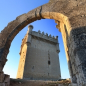 Brágimo / ICAL . El pueblo palentino de 30 habitantes que atrae a miles de visitantes con imponente castillo medieval