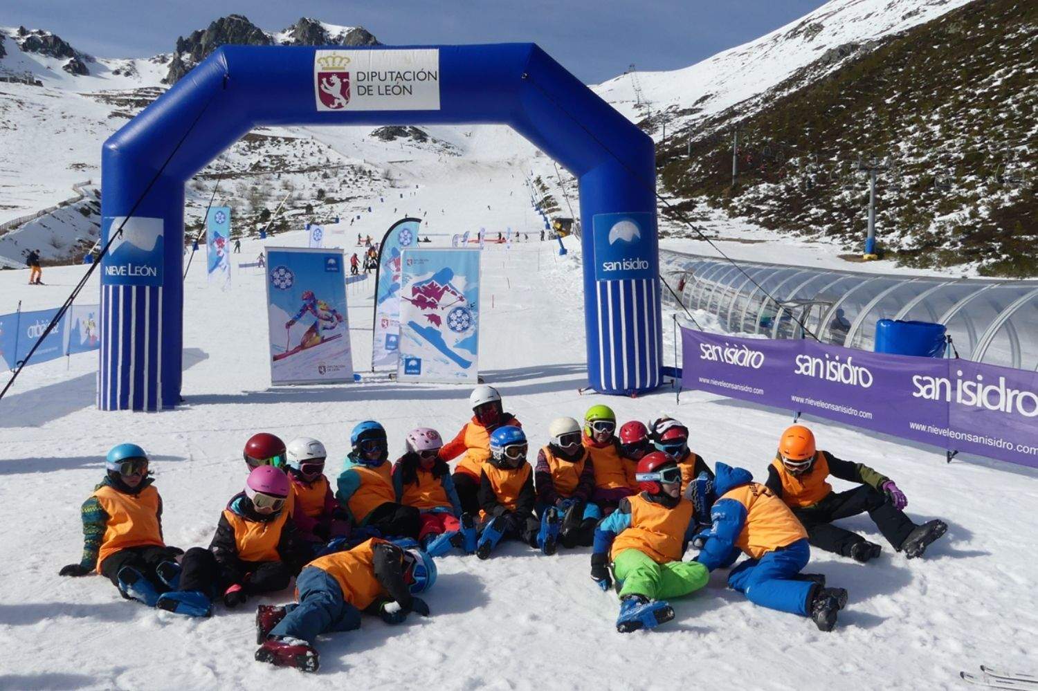 Las estaciones de San Isidro y Leitariegos reciben más de 7.500 esquiadores durante el fin de semana
