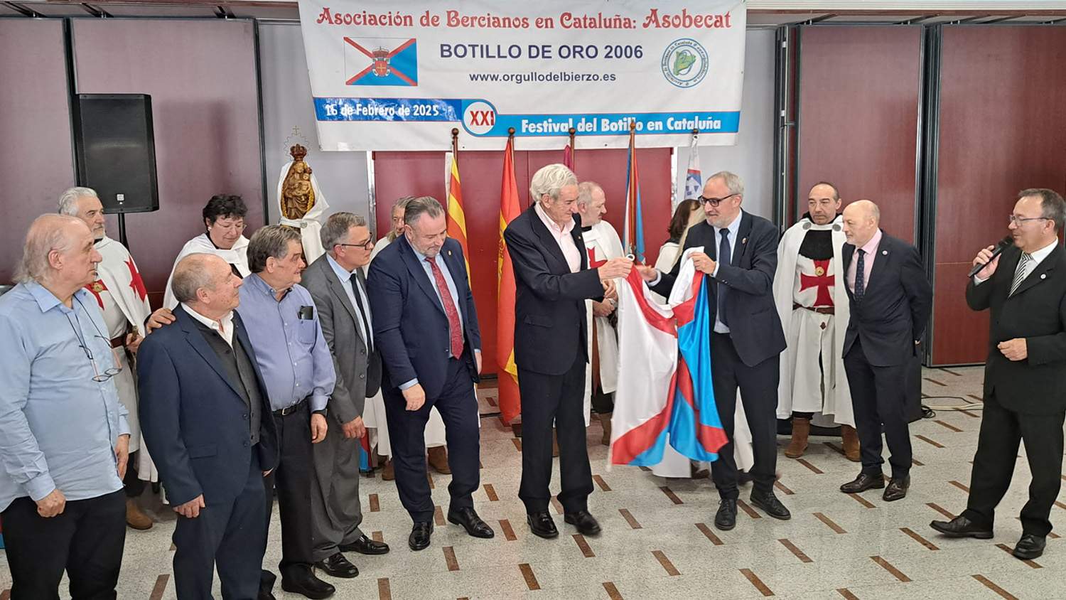 Los bercianos en Cataluña celebraron un botillo de récord presidido por la Virgen de la Encina para rendir homenaje a Silvia Nogaledo y Aurora Rodríguez