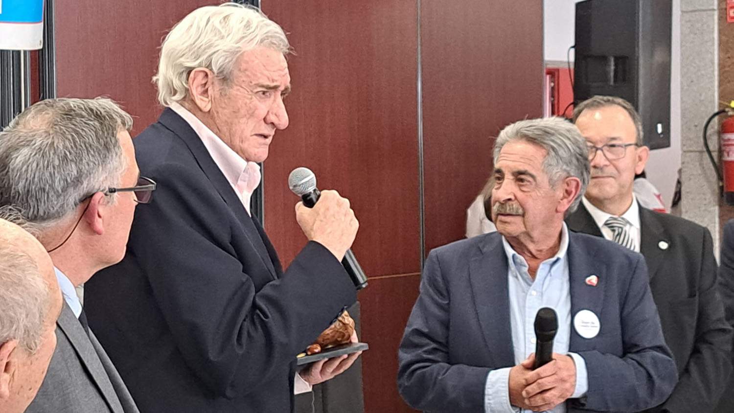 Los bercianos en Cataluña celebraron un botillo de récord presidido por la Virgen de la Encina para rendir homenaje a Silvia Nogaledo y Aurora Rodríguez