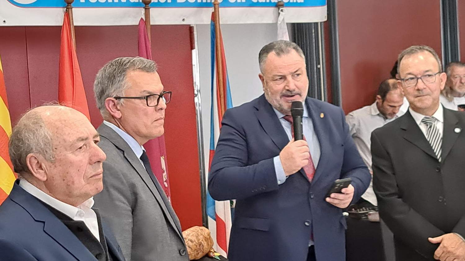 Los bercianos en Cataluña celebraron un botillo de récord presidido por la Virgen de la Encina para rendir homenaje a Silvia Nogaledo y Aurora Rodríguez