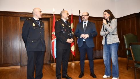 El alcalde de Ponferrada, Marco Morala, con el nuevo comisario Roberto Morán