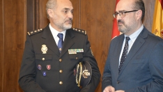El nuevo comisario de la Policía Nacional de Ponferrada, Roberto Morán de Campo, con el alcalde, Marco Morala