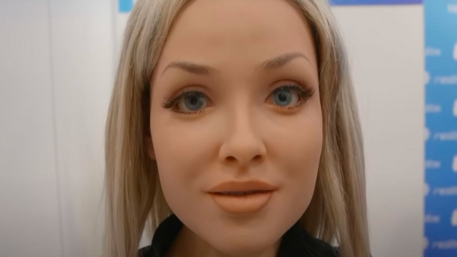 Aria el robot humanoide para la compañía 3