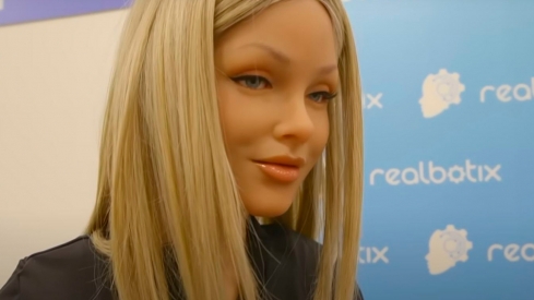 Aria, un robot humanoide hiperrealista destinado a la compañía de personas solitarias