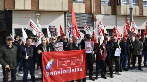 Protesta de pensionistas afectados frente a la sede de la Agencia Tributaria de Ponferrada