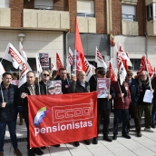 Protesta de pensionistas afectados frente a la sede de la Agencia Tributaria de Ponferrada