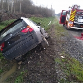 Rescatado del interior de su coche tras volcar en un canal de riego Villadepalos