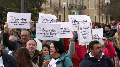 Rubén Cacho ICAL. Más de 2000 personas convocadas por #OncoBierzo participan en una concentración frente a las Cortes de Castilla y León en Valladolid (8)