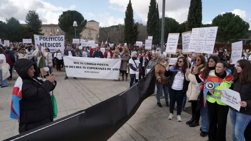 Rubén Cacho ICAL. Más de 2000 personas convocadas por #OncoBierzo participan en una concentración frente a las Cortes de Castilla y León en Valladolid (7)